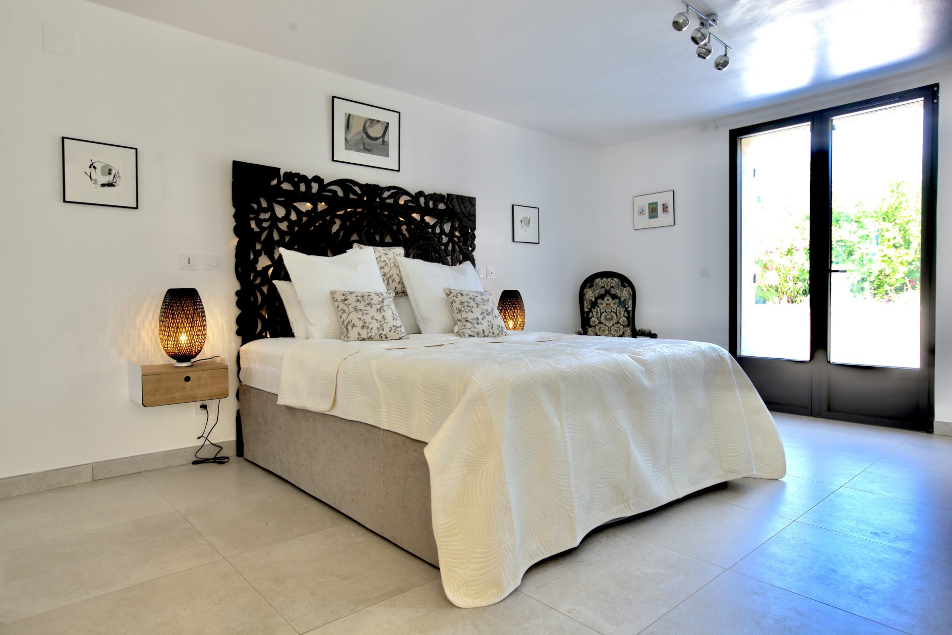 Chambre avec tête de lit noire sculptée