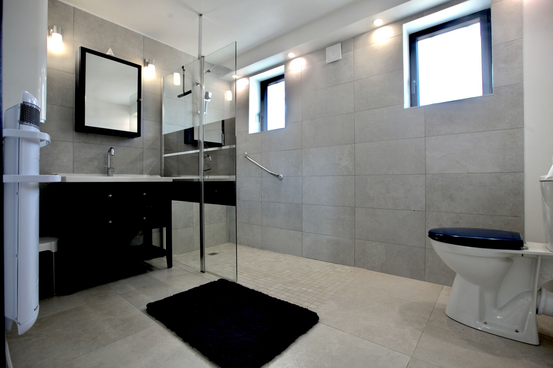 Salle d'eau avec douche à l'italienne