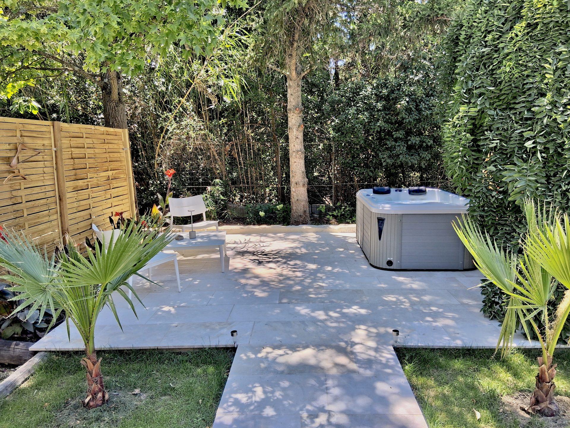 Spa privatif et terrasse ombragée dans le jardin