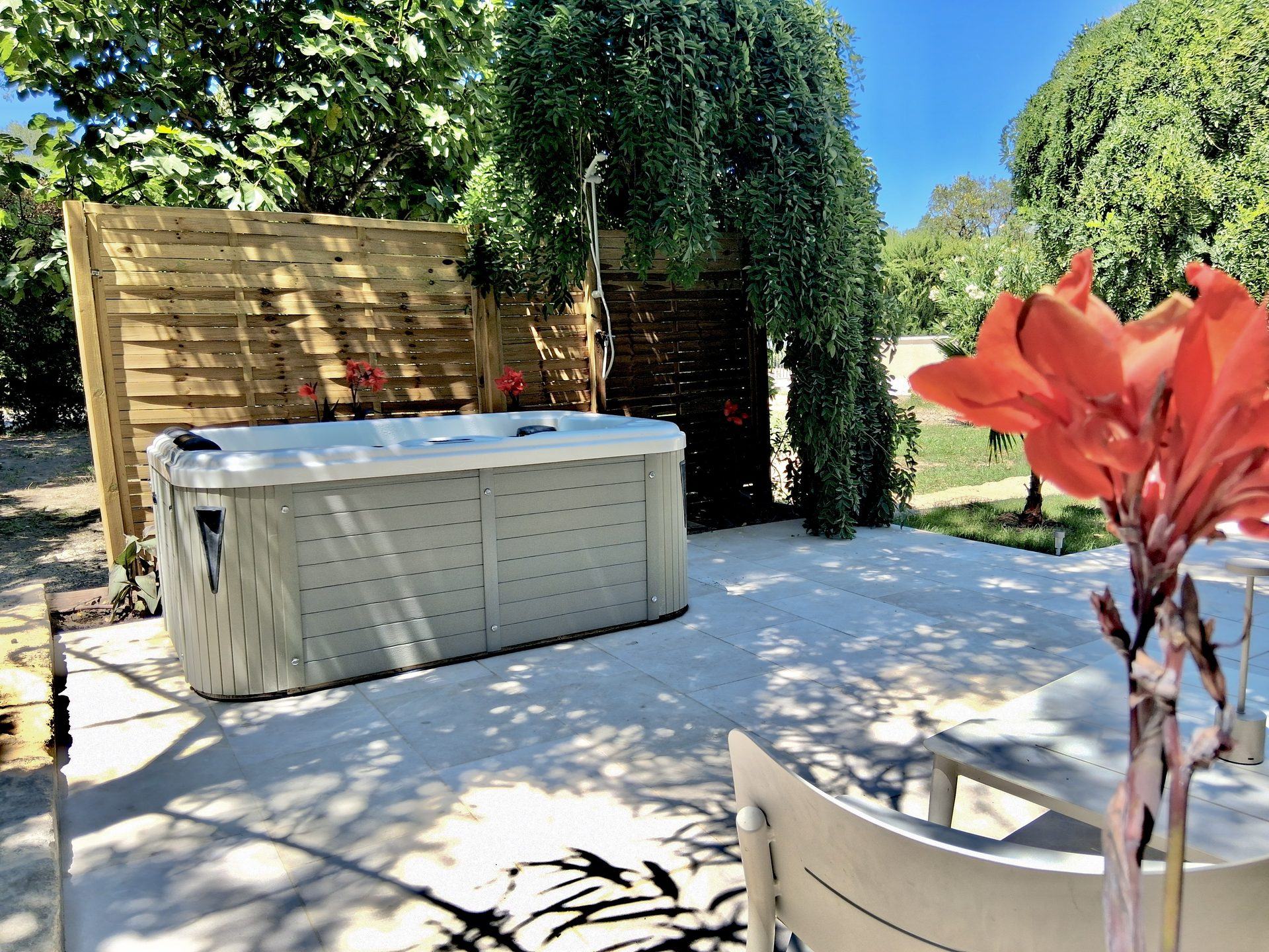 Spa privatif sur la terrasse ombragée