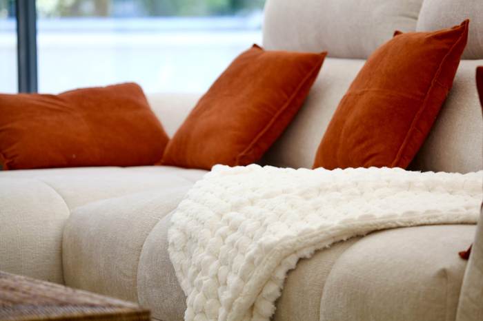 Coussins terracotta et plaid