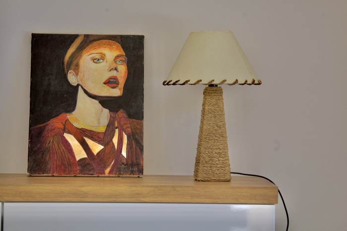 Portrait peint et lampe en corde