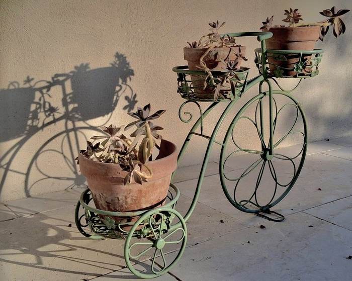 Vélo décoratif et pots en terre cuite