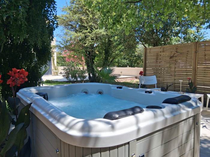 Spa privatif entouré de fleurs