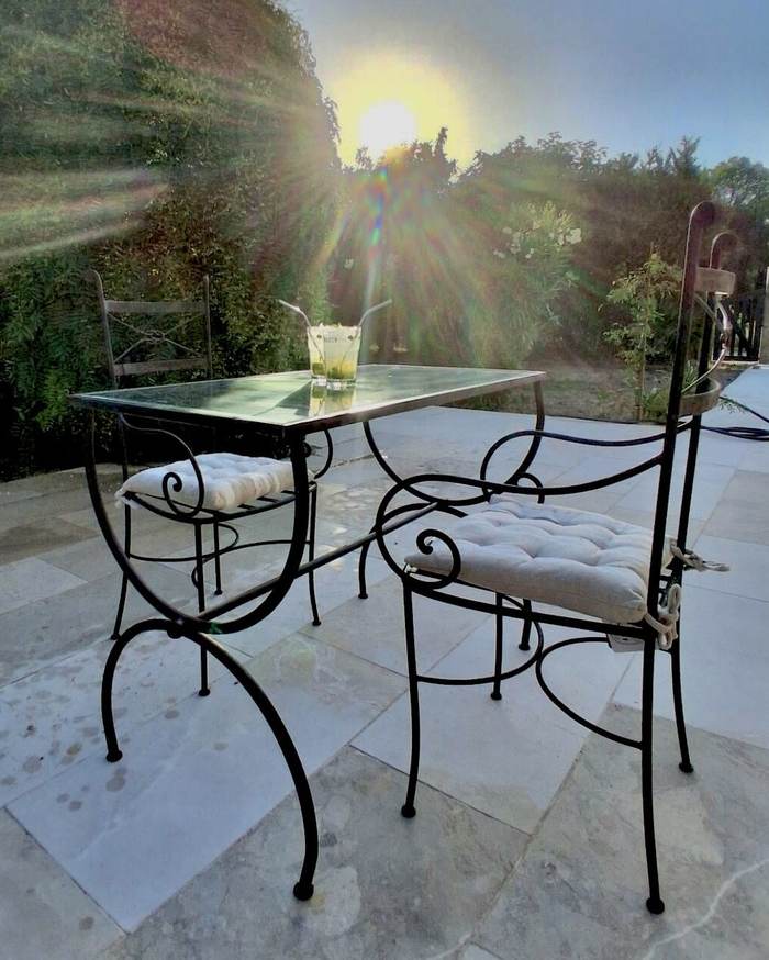 Table en fer forgé au soleil couchant